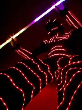 Ilumineytor-personaje robot-en-zancos