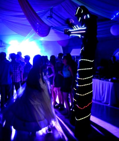 robot en zancos con luces uruguay